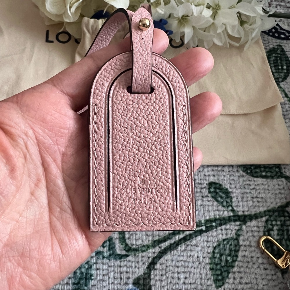 Louis Vuitton rose Ballerine luggage tag. - Picture 2 of 7